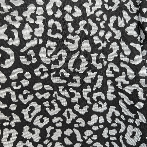 Banana Republic Black & Silver Grey Leopard Print Dressy Top Short Sleeve Medium - Picture 6 of 7